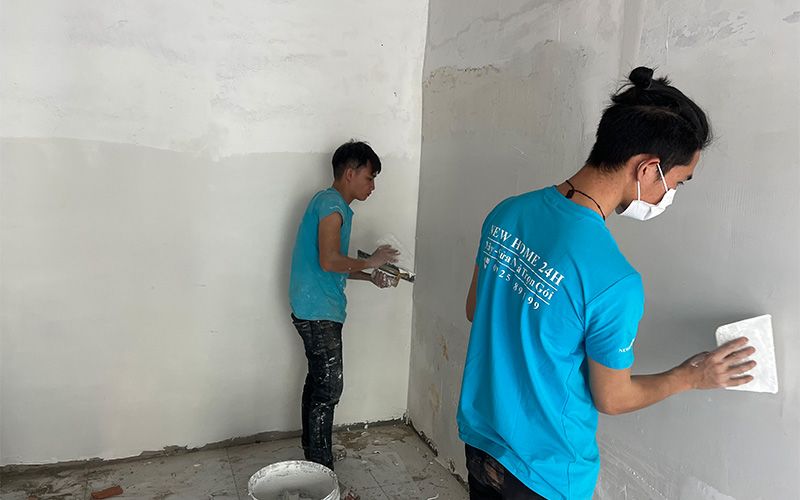 Bả bột matit làm mịn tường trước khi sơn lớp hoàn thiện