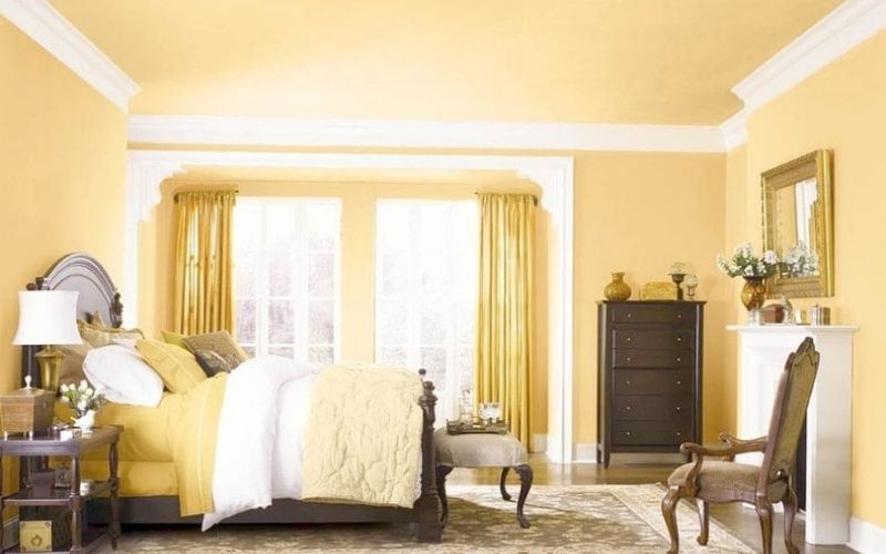 Màu vàng nhạt thu hút ánh sáng cho căn phòng