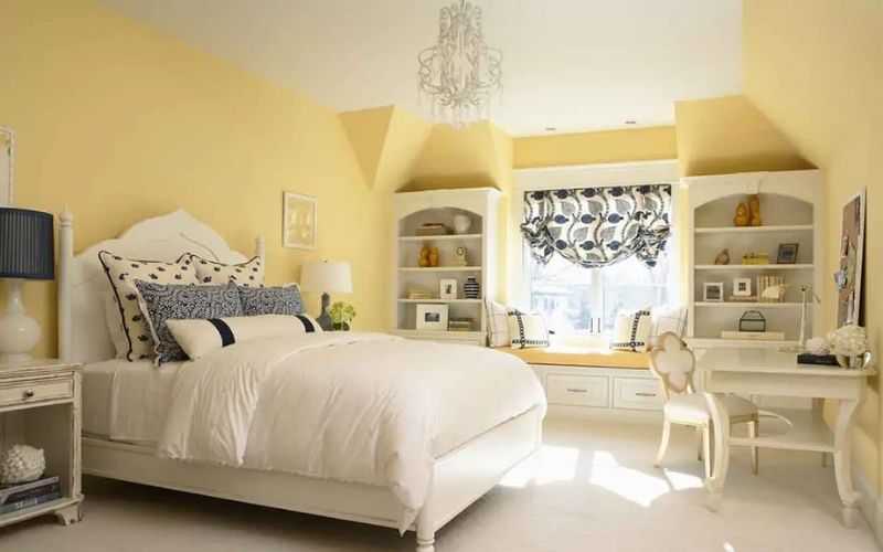 Màu vàng nhạt thu hút ánh sáng cho căn phòng