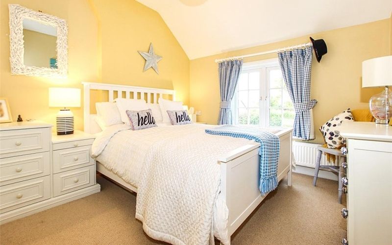 Màu vàng nhạt thu hút ánh sáng cho căn phòng