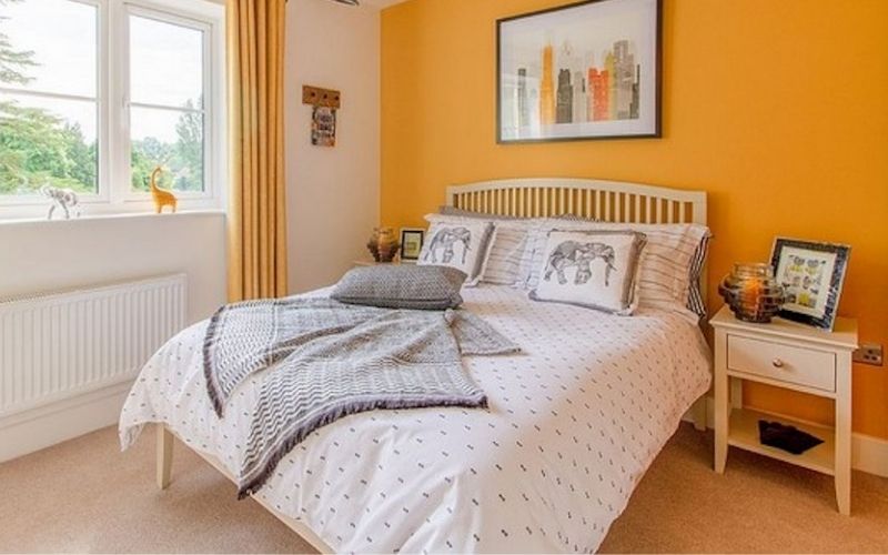 Phòng ngủ màu cam đầy tính nghệ thuật