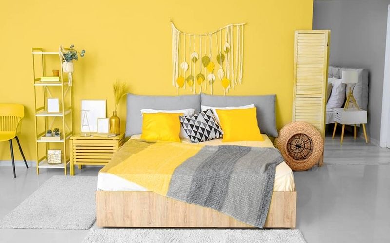 Phòng ngủ sơn màu vàng bắt mắt và thu hút