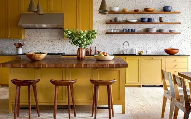 Không gian bếp mộc mạc với gam màu vàng