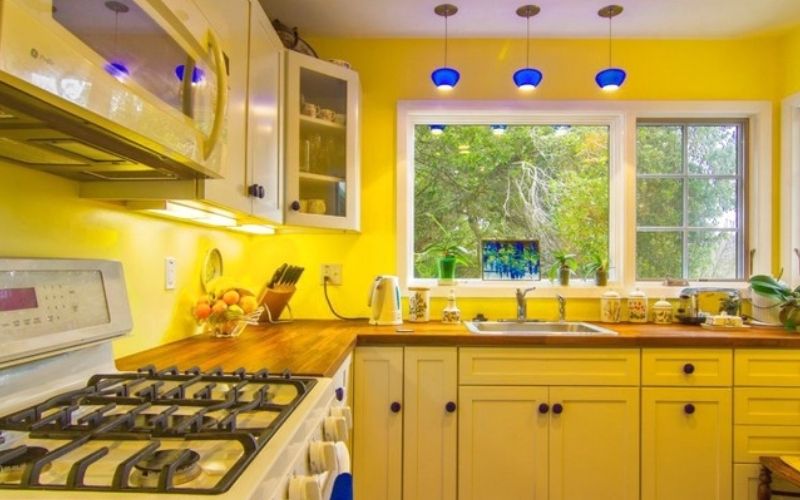 Màu vàng ấm áp cho không gian bếp